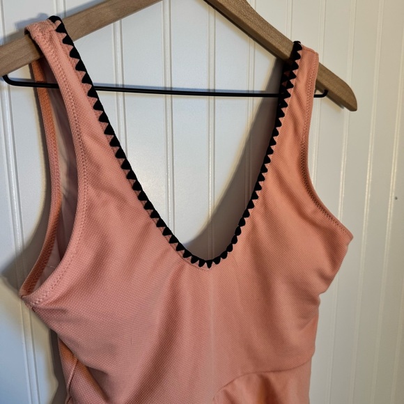 NWT Cupshe Coral Ruffled One Piece Swimsuit Size Medium - Picture 2 of 12